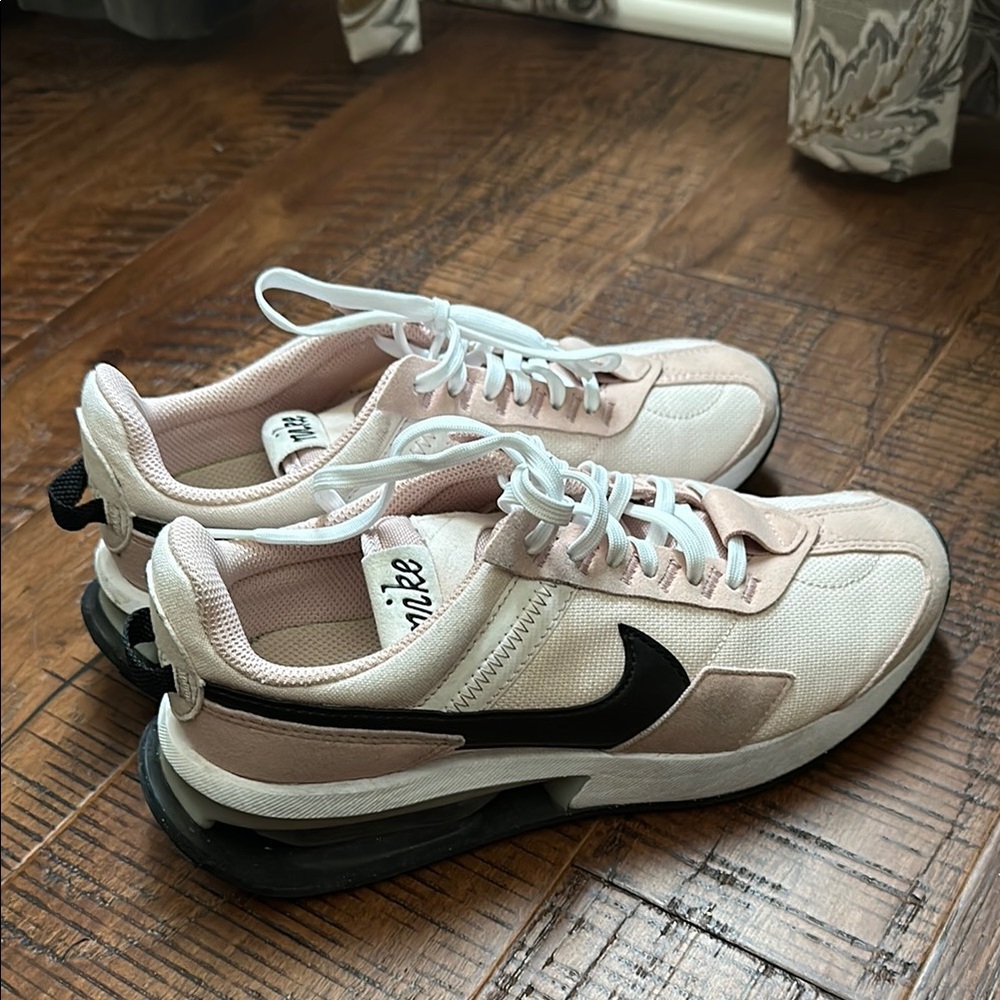 Women Nike tennis shoes